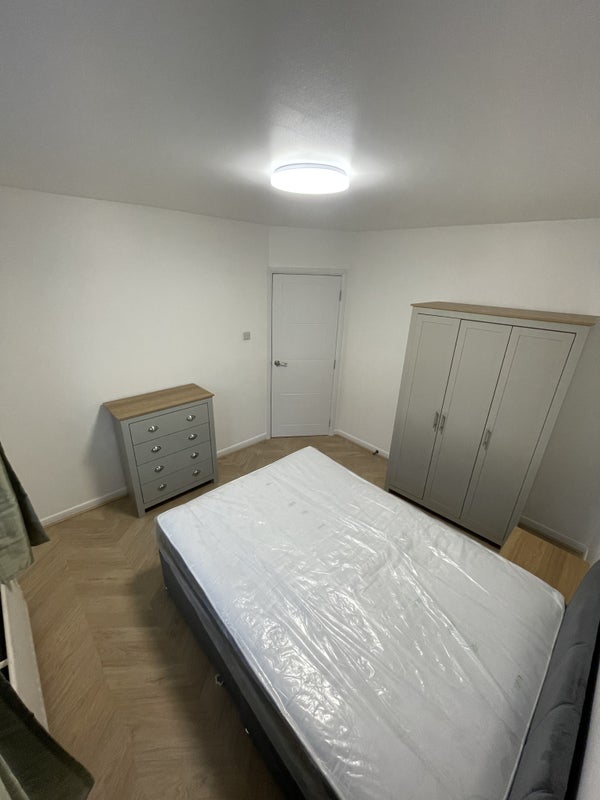 Room Dongola Road in Greater London