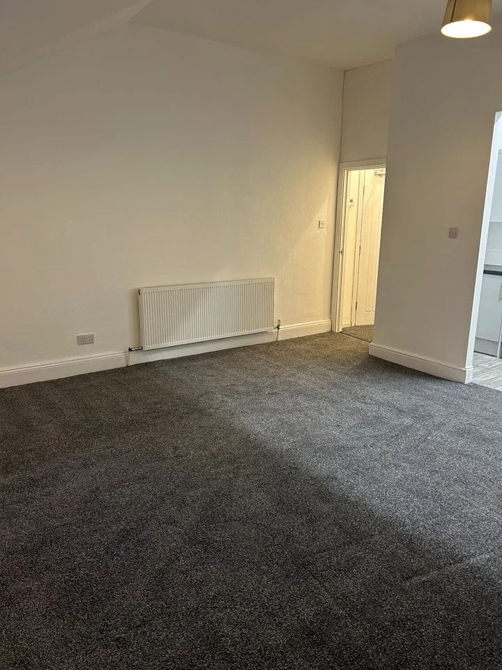 Flat Shrewsbury Road in Oxton Village