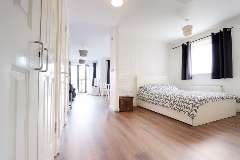 Flat Cottons Approach in Greater London