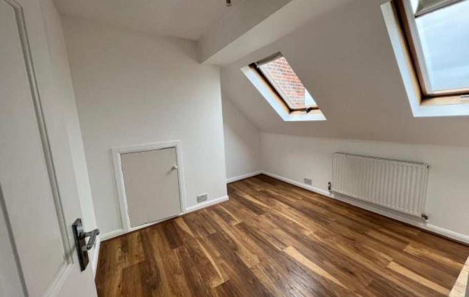 Room Surbiton Road in Surrey Heath