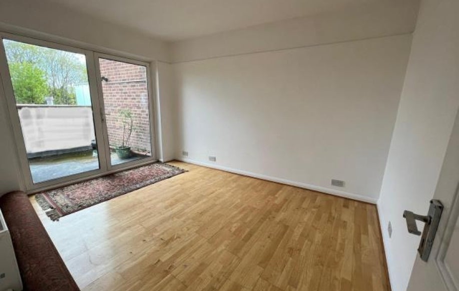 Room Surbiton Road in Surrey Heath