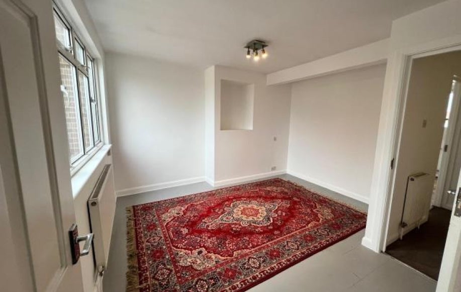 Room Surbiton Road in Surrey Heath