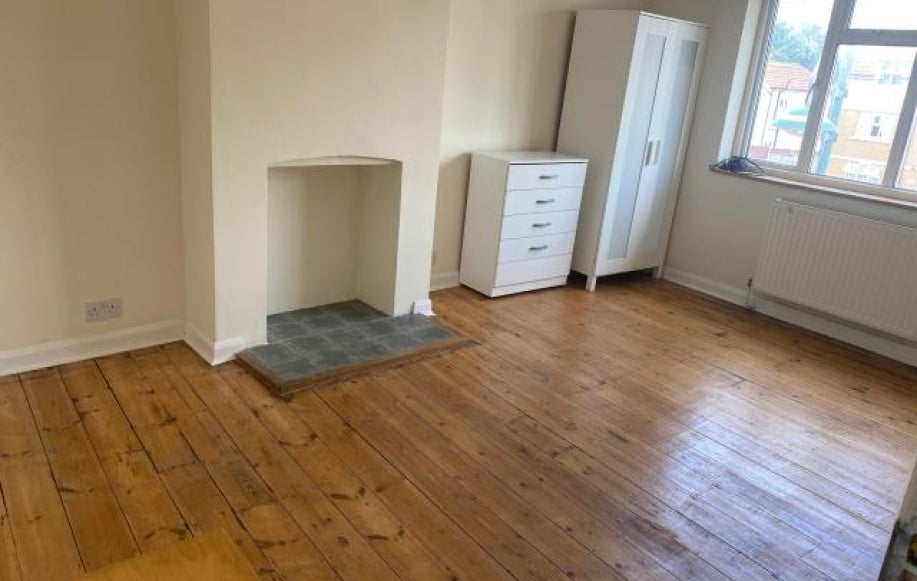 Room Surbiton Road in Surrey Heath
