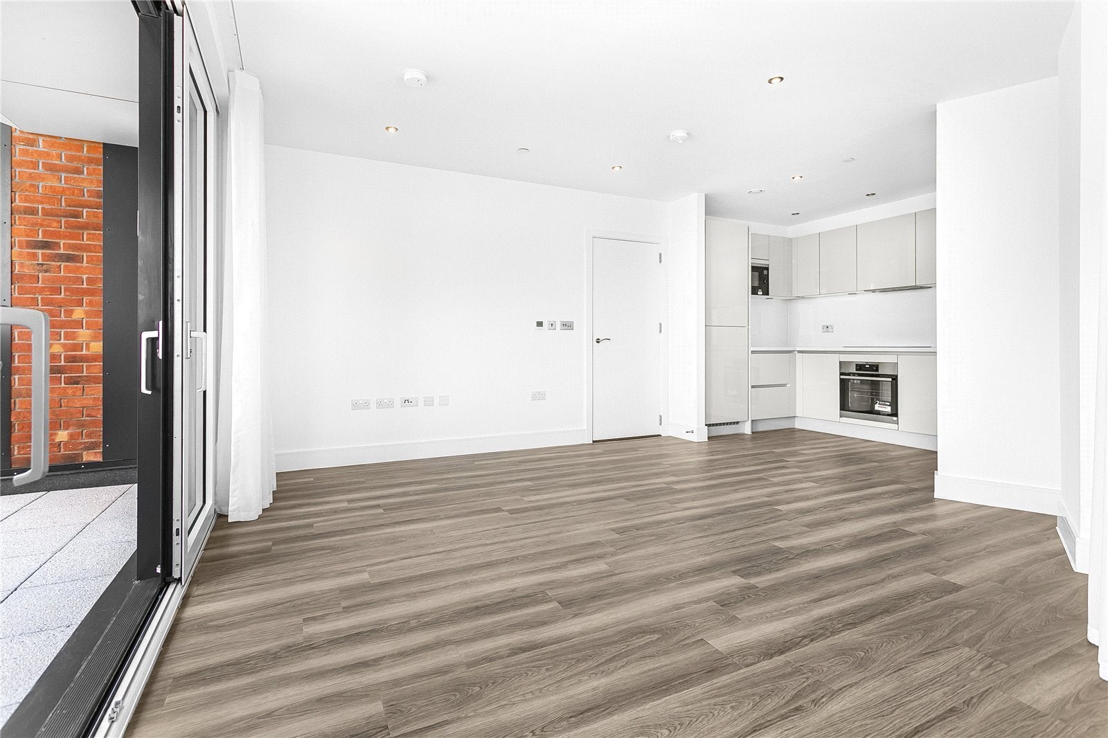 Flat Healum Avenue in Greater London