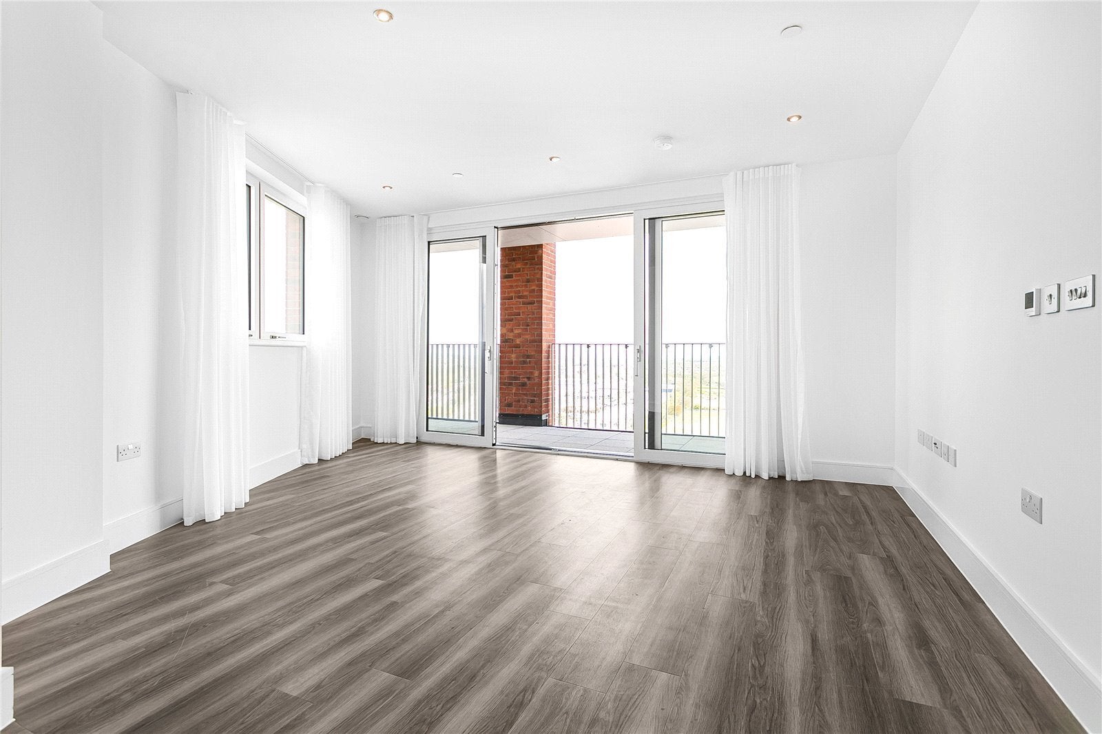 Flat Healum Avenue in Greater London