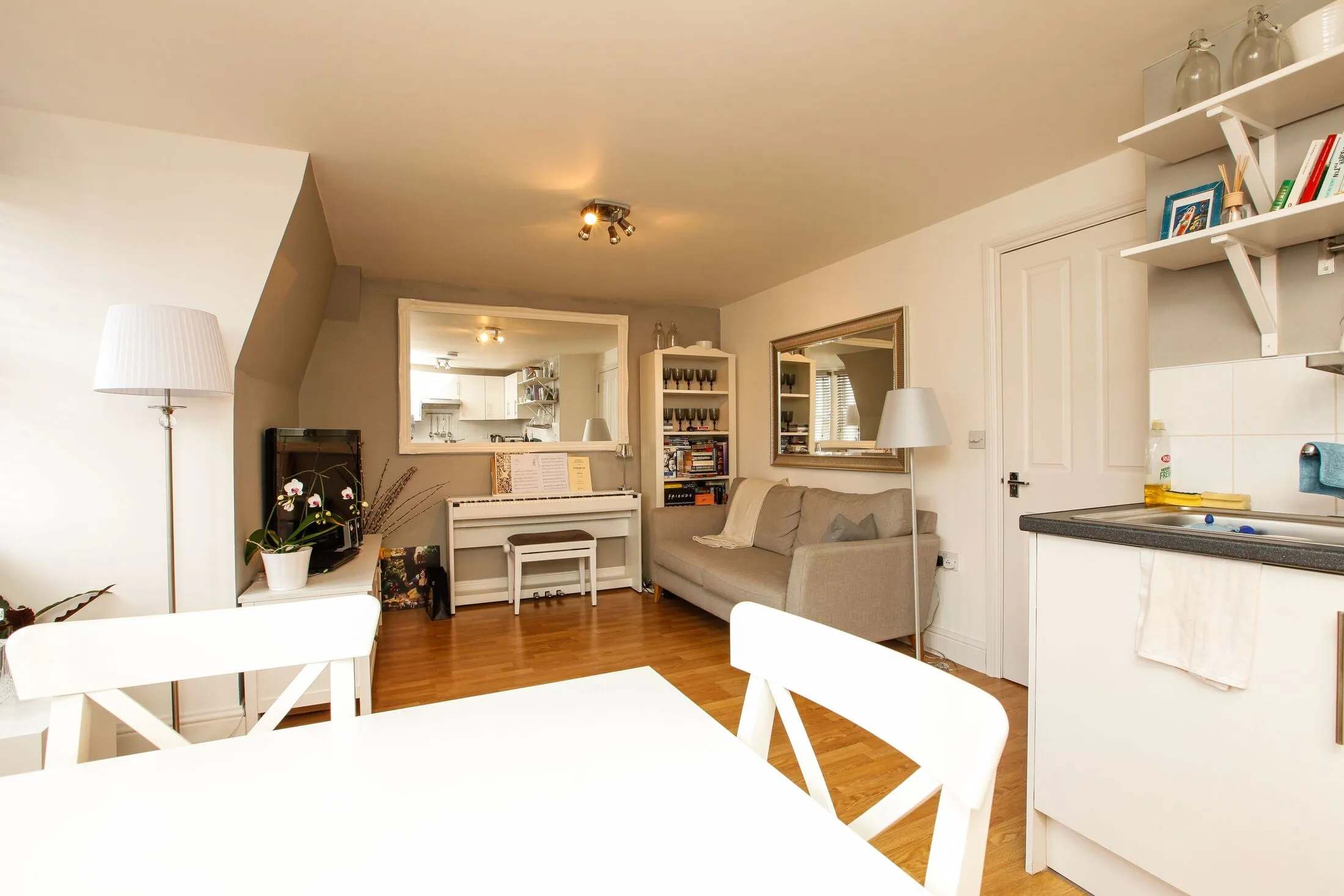 Flat Streatham High Road in Greater London