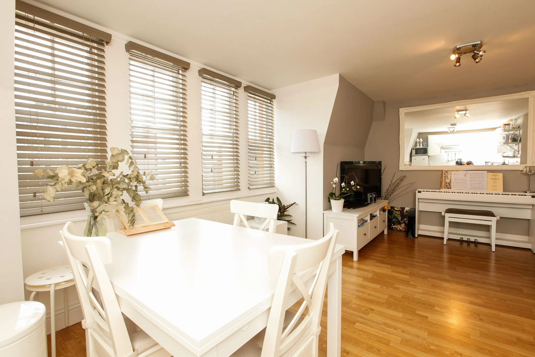 Flat Streatham High Road in Greater London
