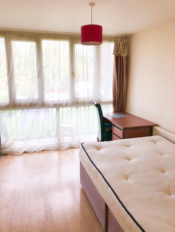 Room Ashbourne Close in Greater London