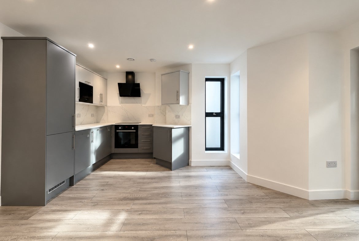 Flat Manor Park Road in Greater London