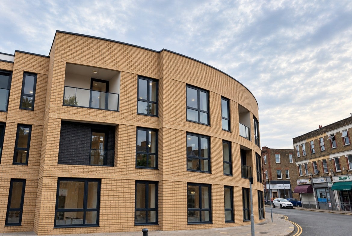Flat Manor Park Road in Greater London