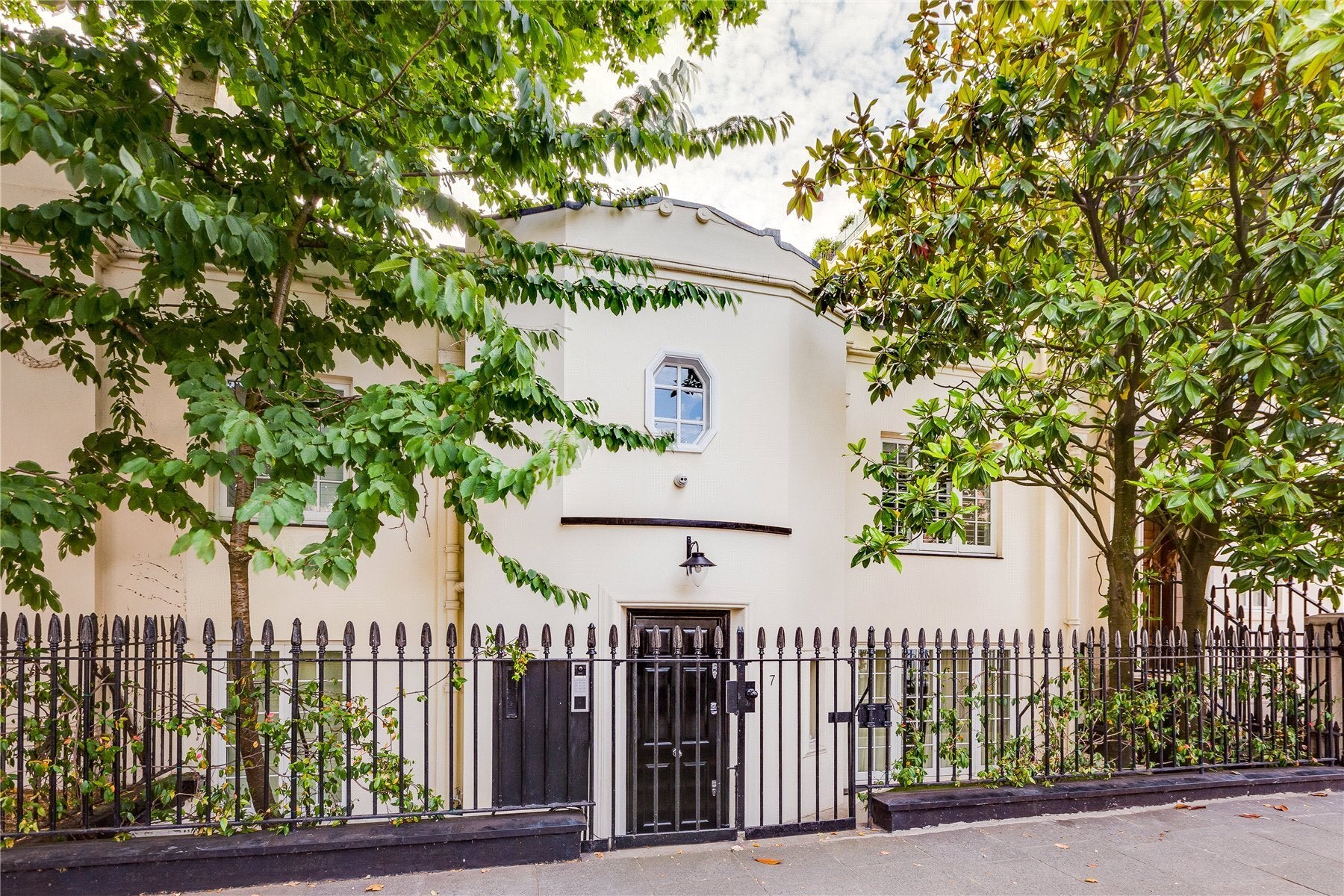 Flat Eaton Place in City of Westminster