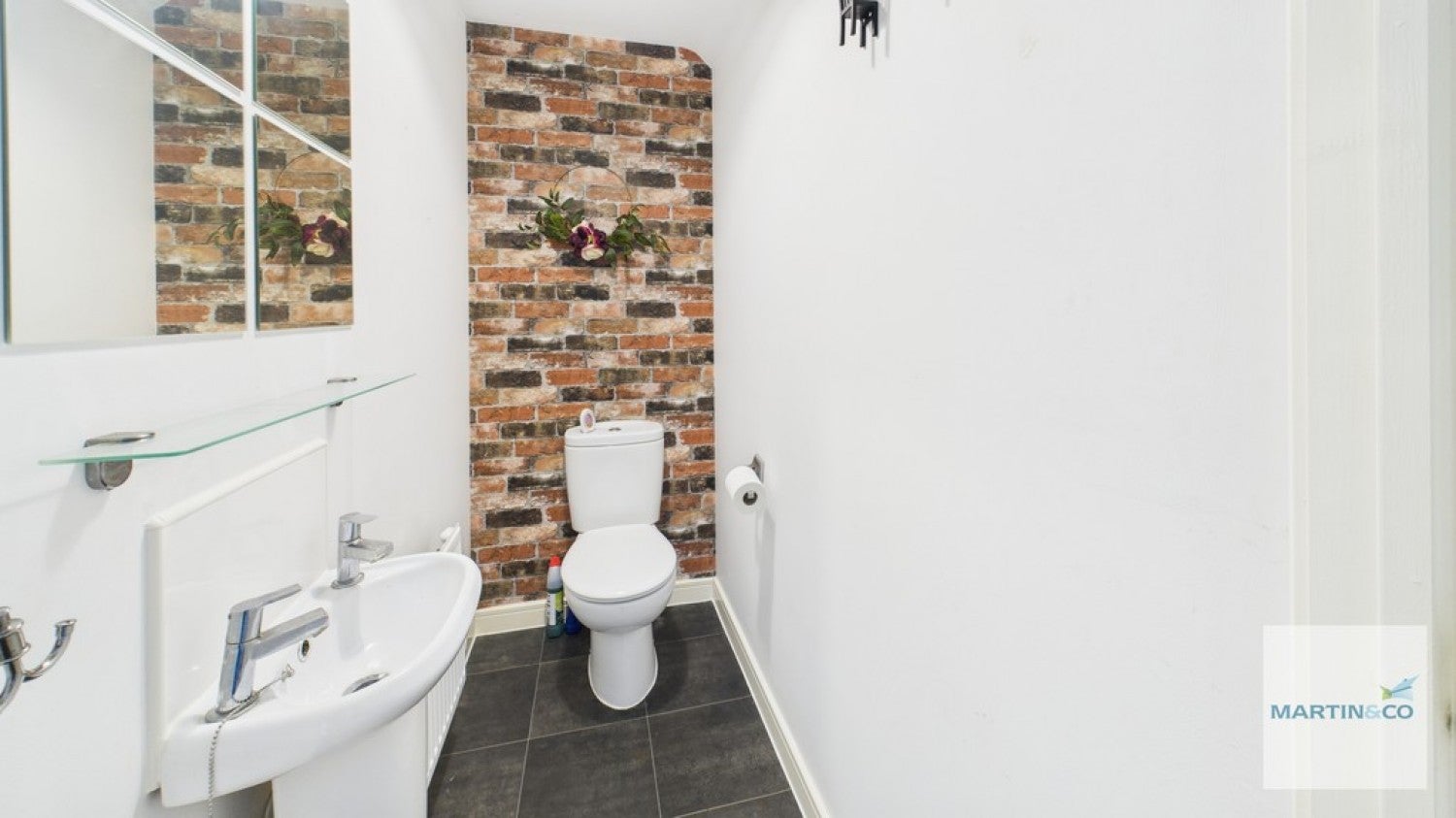 House Hawksbeard Close in Tamworth