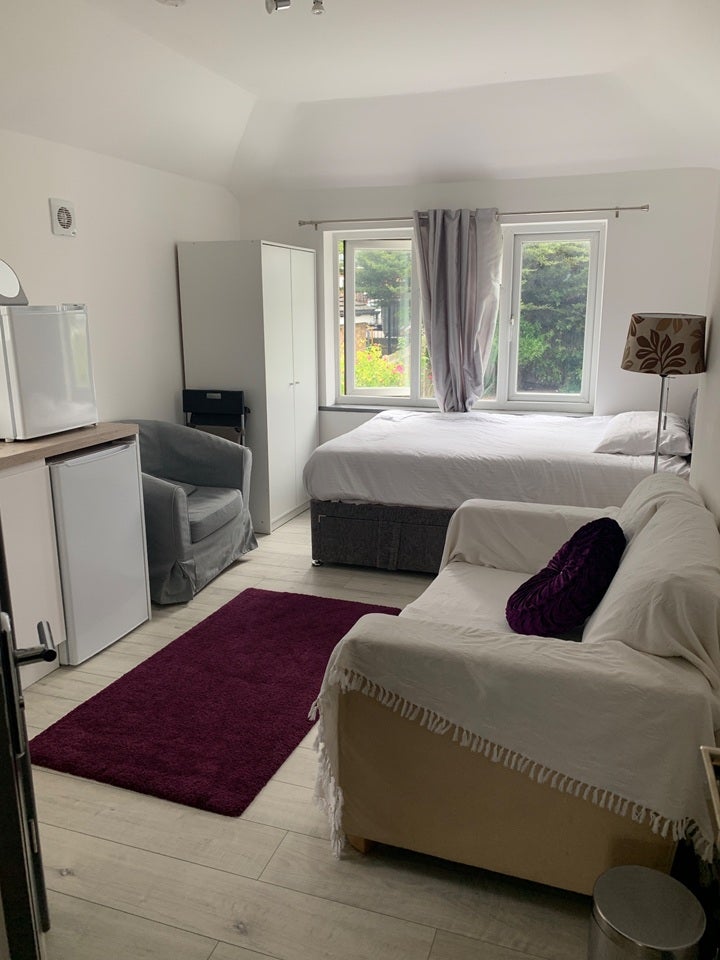 Room Dollis Hill Lane in Greater London