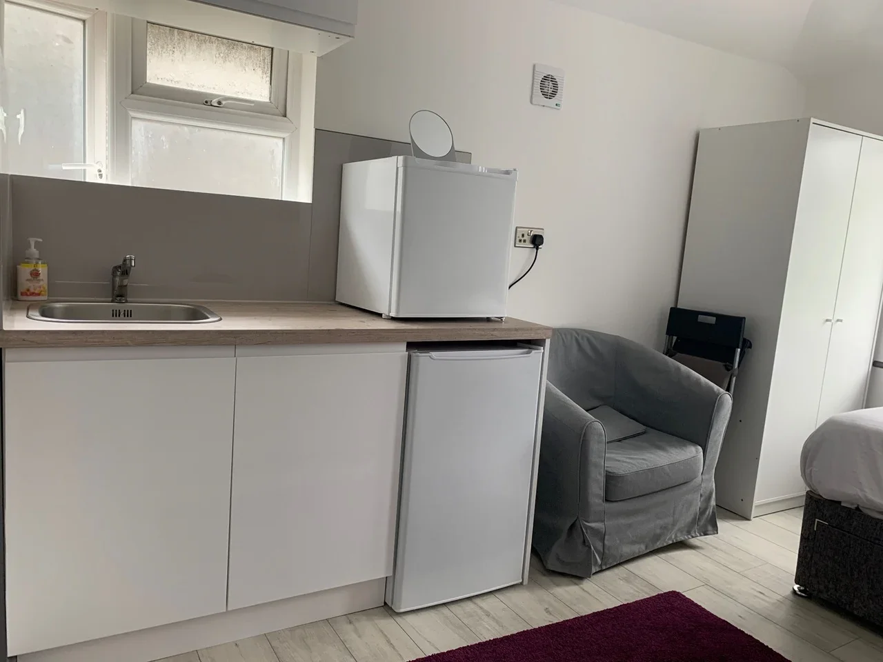 Room Dollis Hill Lane in Greater London