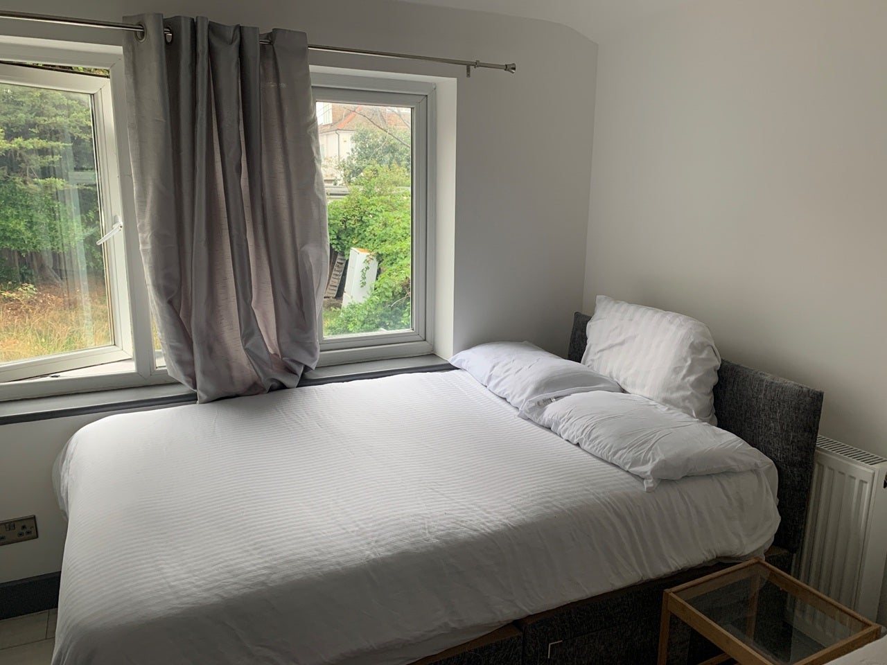 Room Dollis Hill Lane in Greater London