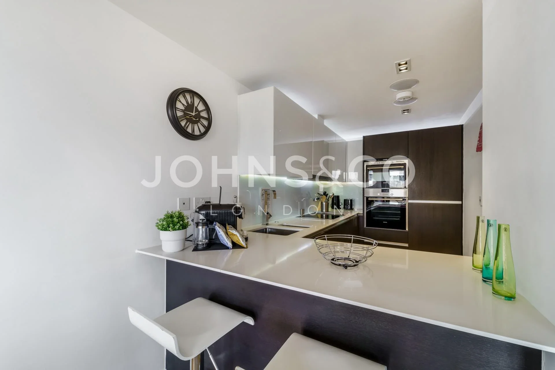 Flat Kew Bridge Road in Greater London