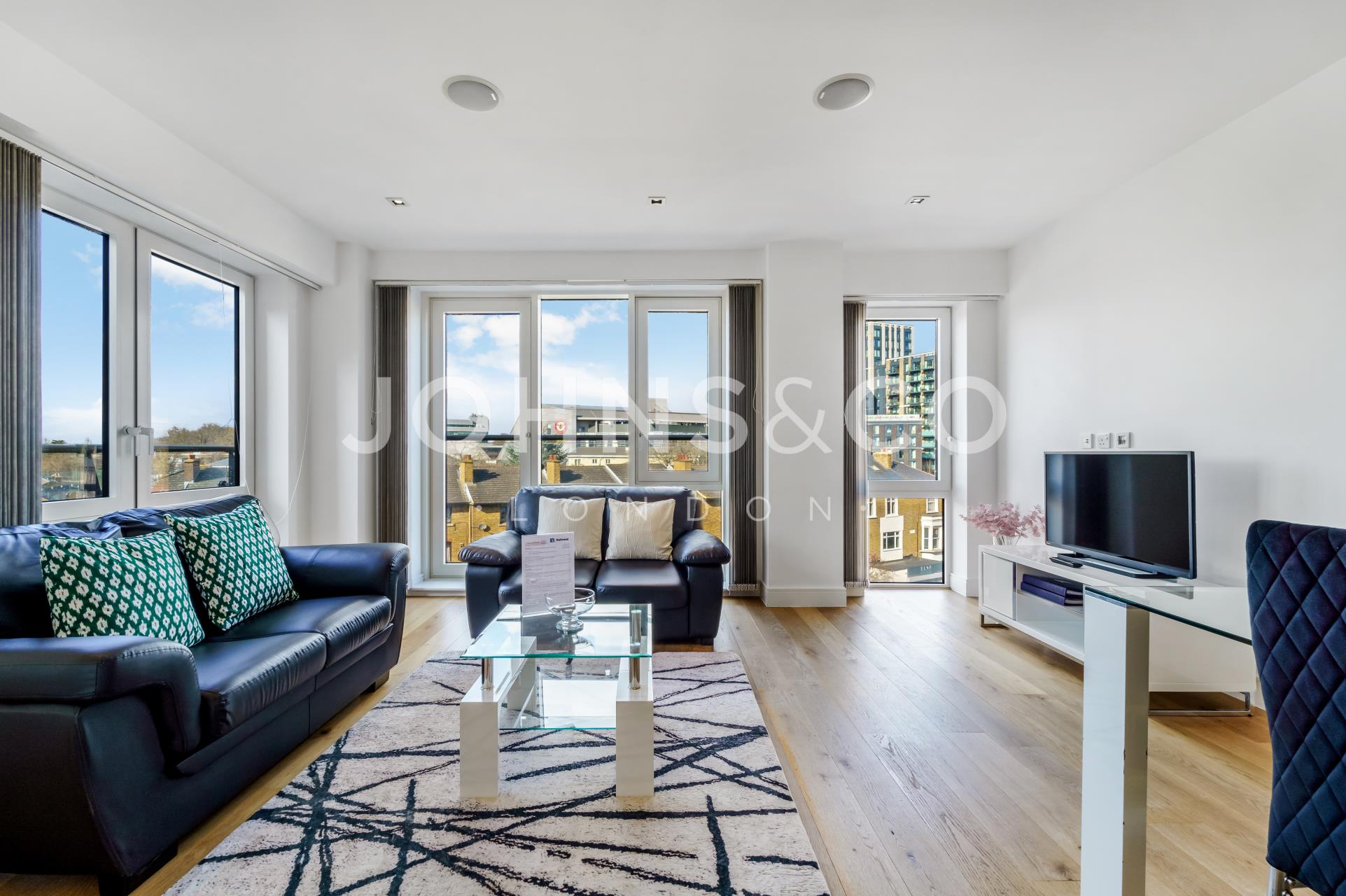 Flat Kew Bridge Road in Greater London
