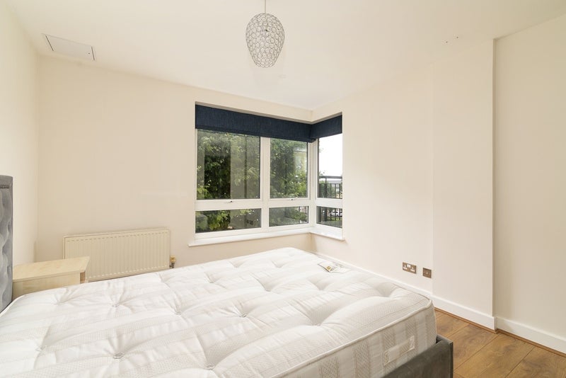 Flat Newport Avenue in Greater London