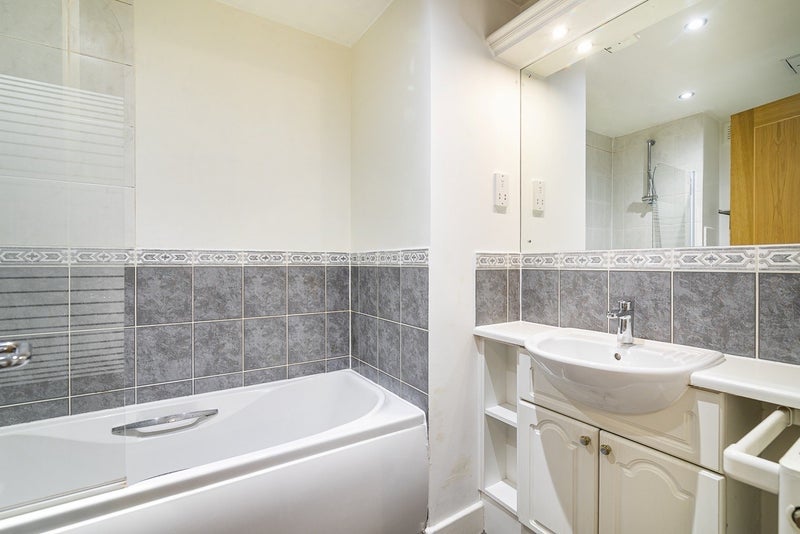 Flat Newport Avenue in Greater London