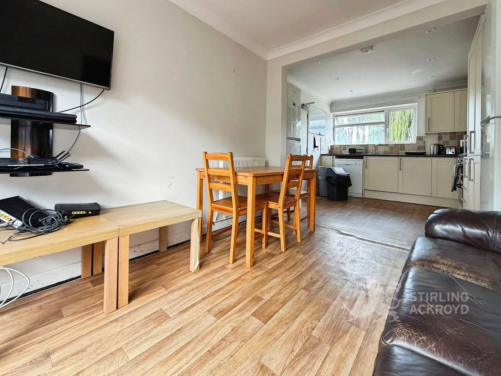 Room Applegarth Avenue in Guildford