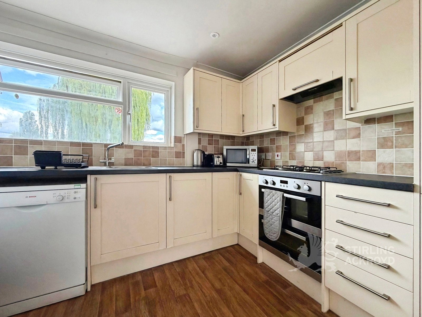 Room Applegarth Avenue in Guildford