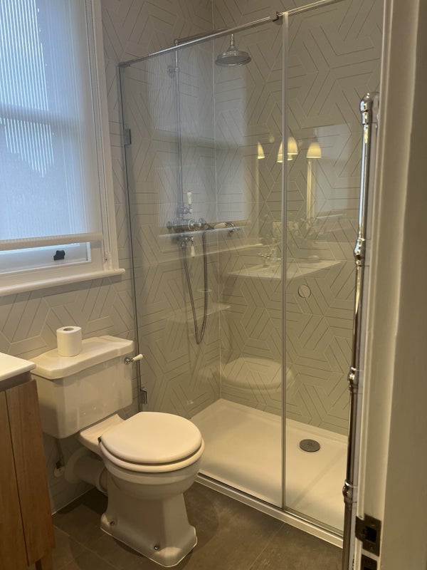 Room Warwick Road in Greater London