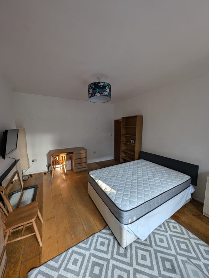 Room Caversham Road in Greater London