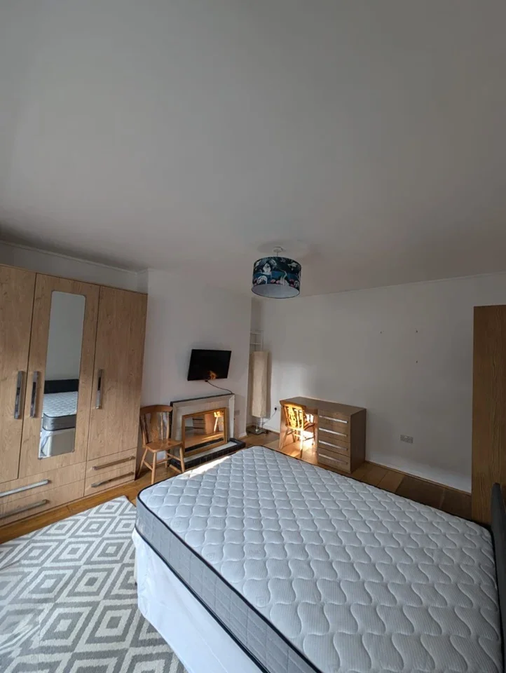 Room Caversham Road in Greater London