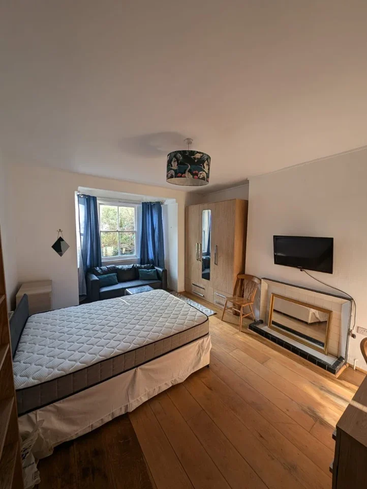 Room Caversham Road in Greater London