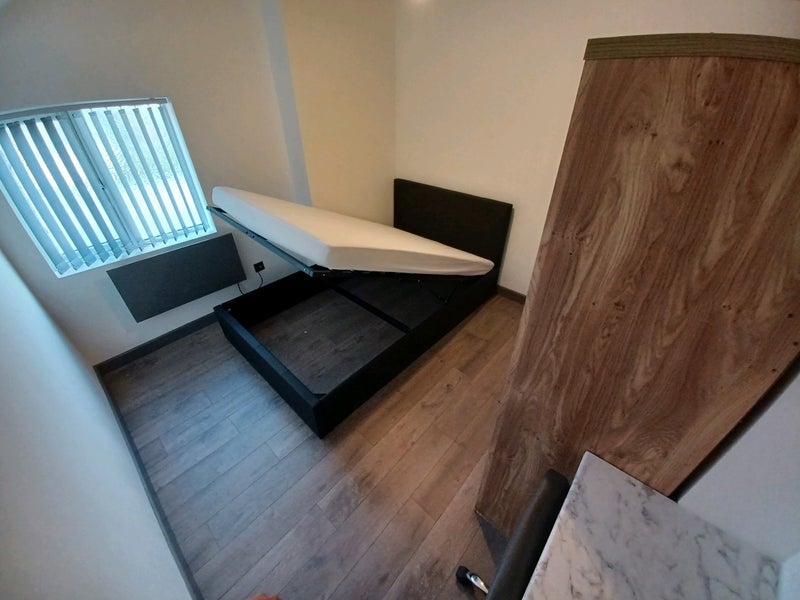 Room Cornwall Street in Cardiff