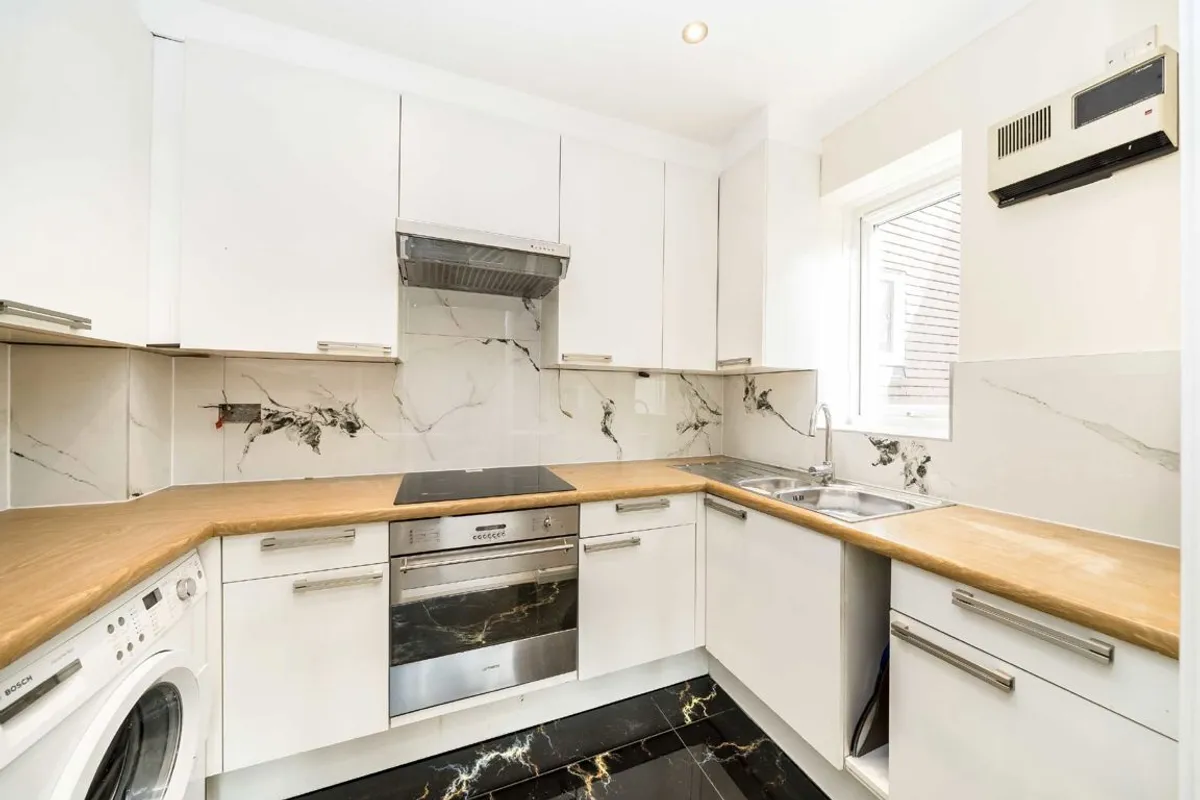 Flat Cedar Close in Greater London