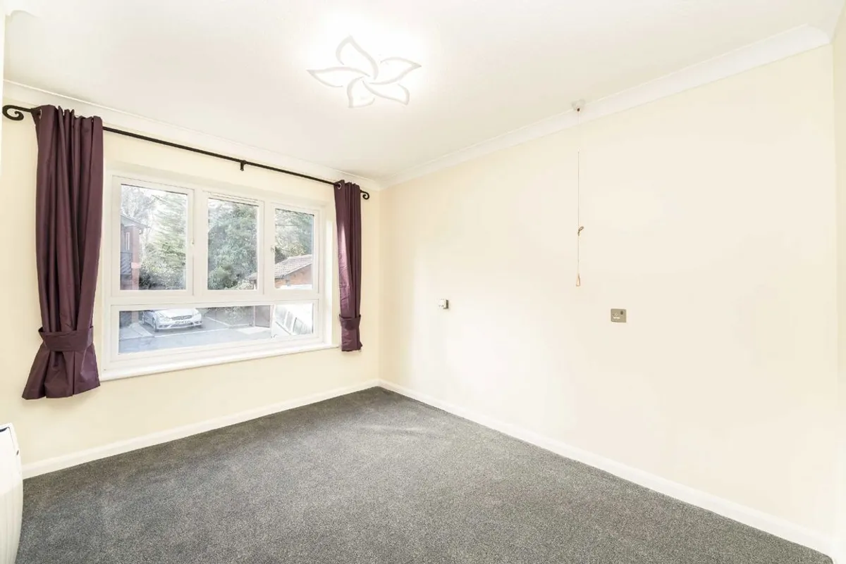 Flat Cedar Close in Greater London