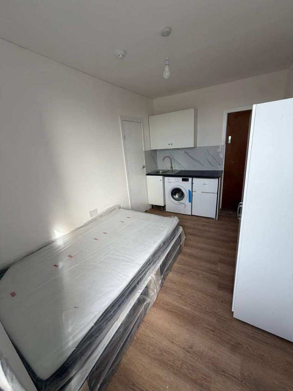 Flat London Road in Greater London