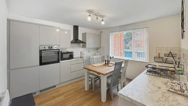 Flat Shanklin Drive in Leicester