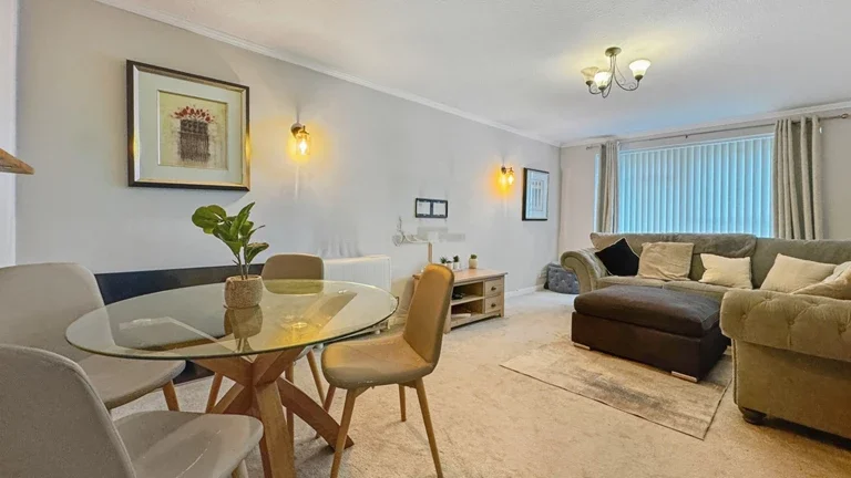 Flat Shanklin Drive in Leicester
