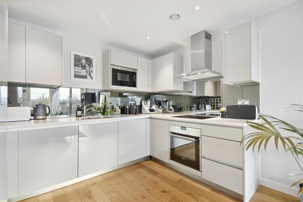 Flat Goldhawk Road in Greater London