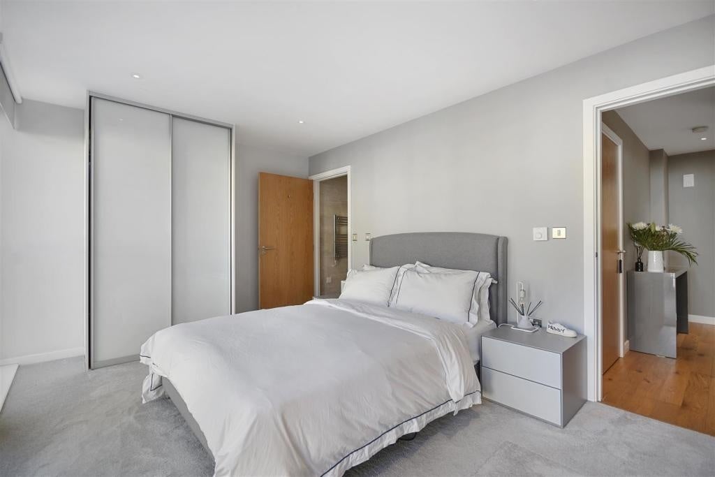 Flat Goldhawk Road in Greater London