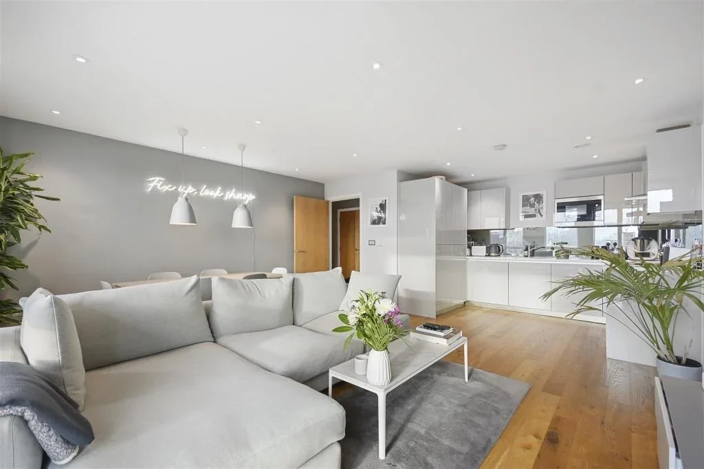 Flat Goldhawk Road in Greater London
