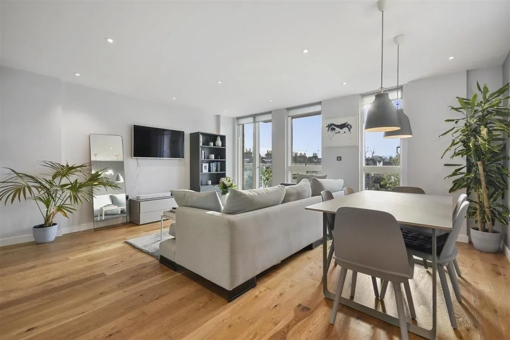 Flat Goldhawk Road in Greater London