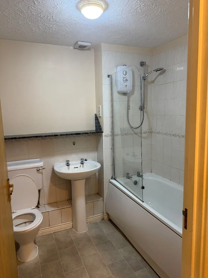 Flat Merton Court in Greater London