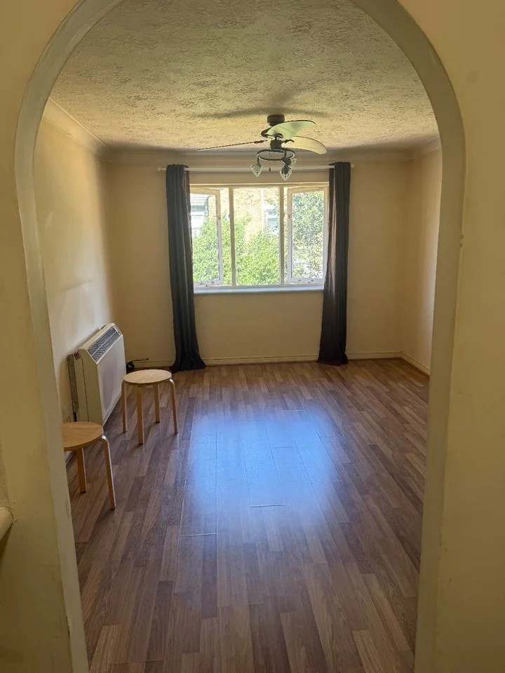 Flat Merton Court in Greater London