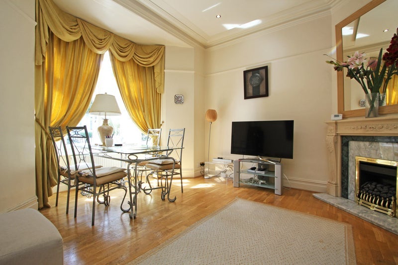 Flat Fernshaw Road in Greater London