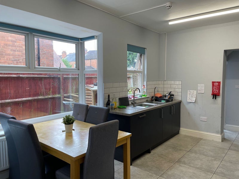 Room Earlsdon Avenue North in Coventry