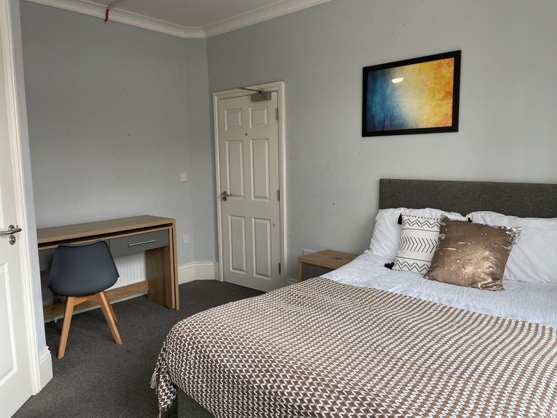 Room Earlsdon Avenue North in Coventry
