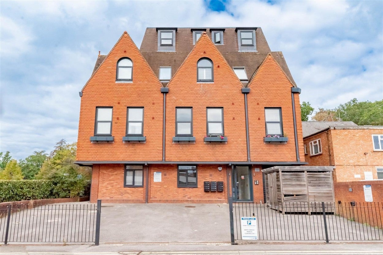 Flat Pembroke Broadway in Surrey Heath