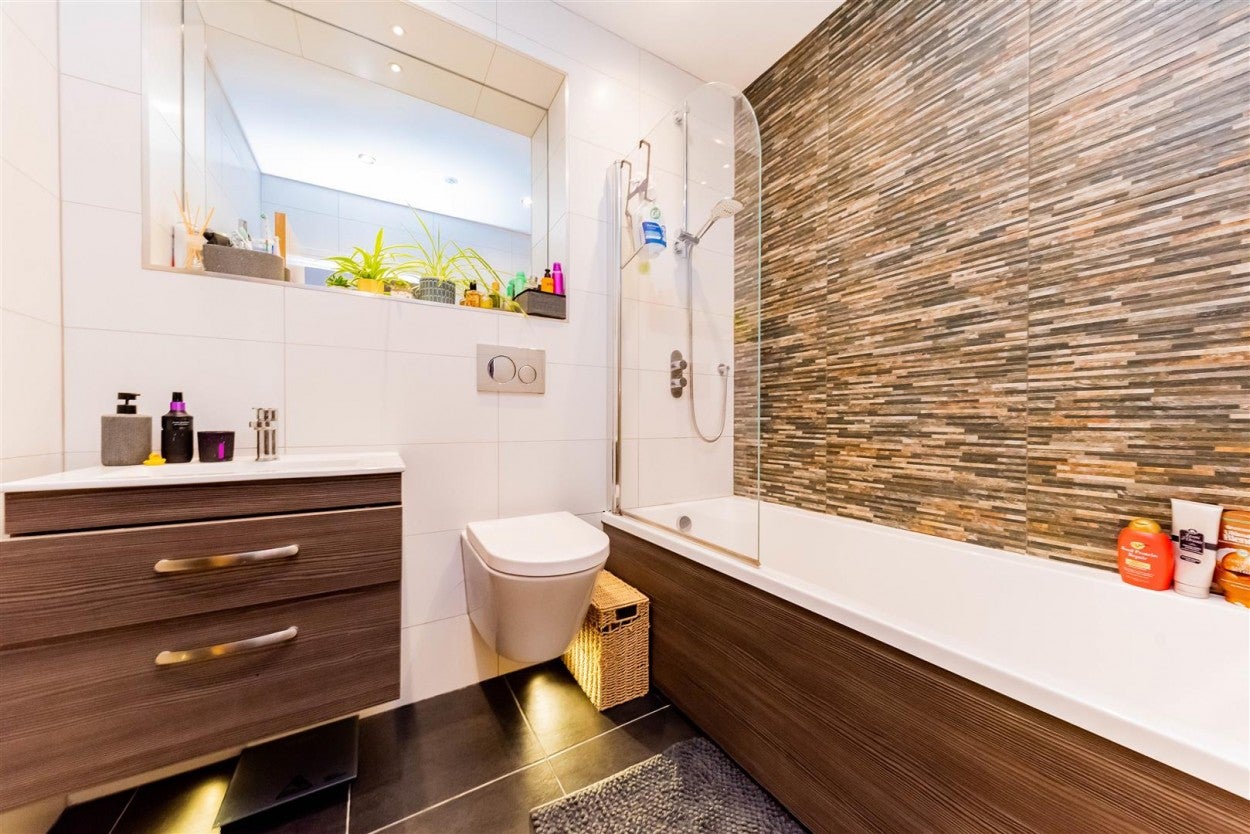 Flat Pembroke Broadway in Surrey Heath