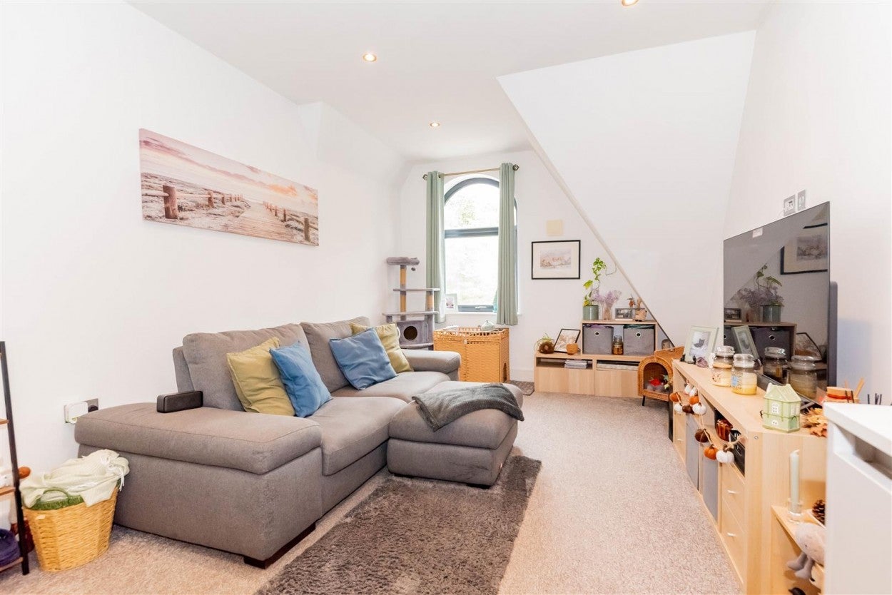 Flat Pembroke Broadway in Surrey Heath