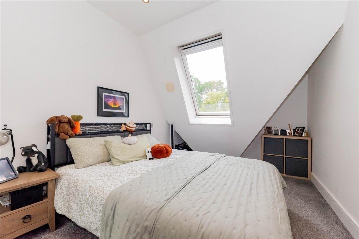 Flat Pembroke Broadway in Surrey Heath