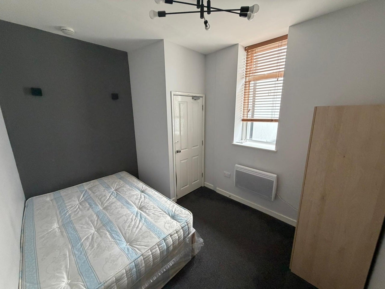 Flat Mackenzie Road in Greater London