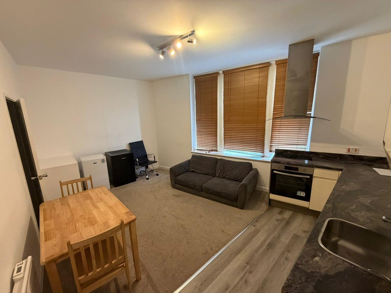 Flat Mackenzie Road in Greater London